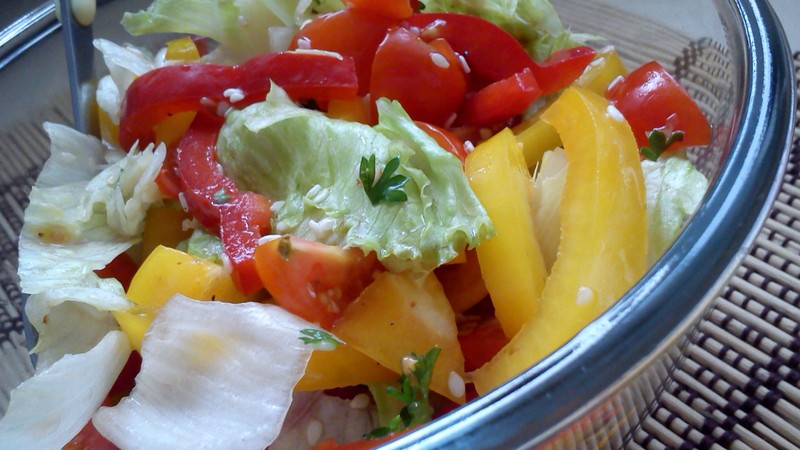 Zeleninový salát s rajčátky a sezamem
