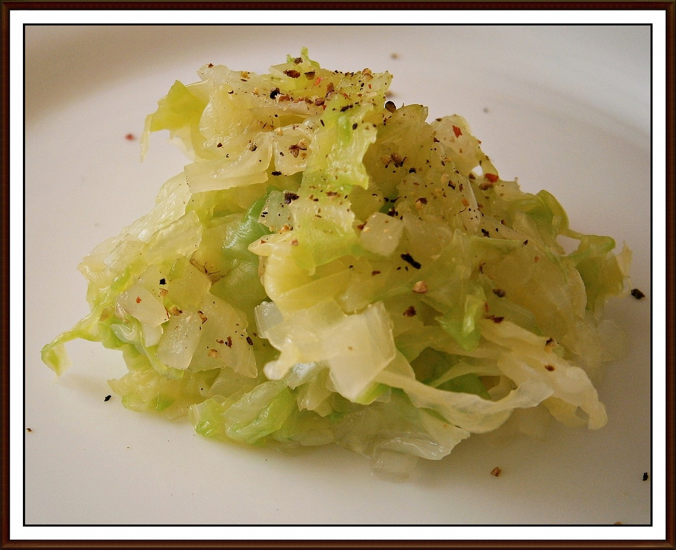 Zelný salát“rychlovka“,jako příloha na talíři